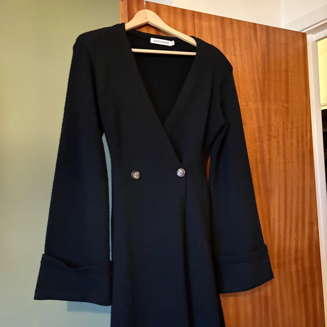 Svart långärmad klänning från Adoore