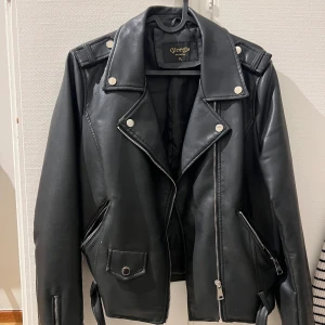 Svart skinnjacka från Giorgia, XL - Kommer inte tyvärr inte till användning, storlek xl men sitter mer som en s