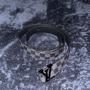 Lv bälten  - Säljer snygga lv bälten, dem är i bra skick. Dem är lite förstörda, en kostar 300kr