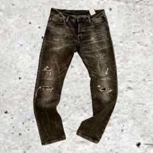 Jack & Jones slim Glenn jeans  - Aldrig använda, dock har de slitage vid gylfen, se bild 2. Går enkelt att fixa.