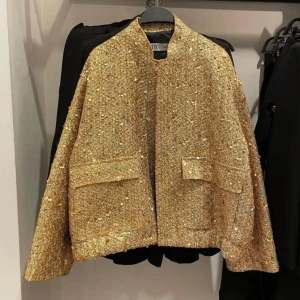 Glittrig guld kavajjacka från Zara - Säljer en glittrig kavajjacka från Zara i guld med paljetter över hela ytan. Storlek S, men passar även som XS. 