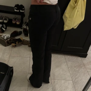 Svarta bootcut byxor  - Fick av en kompis som har sytt om de i grenen till low waist. Byxorna är väl använda och en av bälteshällorna (öglorna där man trär in bälten) är trasig