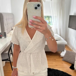 Topp från Vero Moda storlek xs - Säljer denna då jag inte får användning för den💕