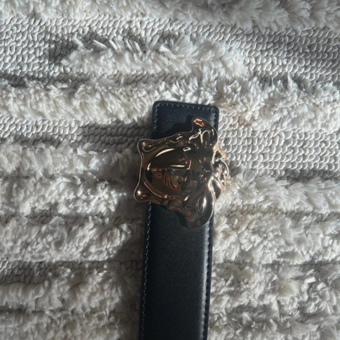 Svart skärp från Versace med guldspänne