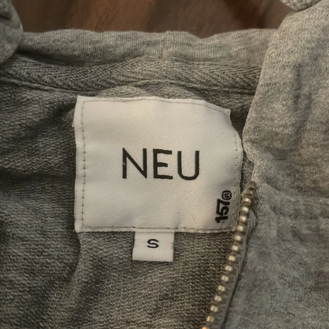 Svart och grå hoodie med dragkedja - 1