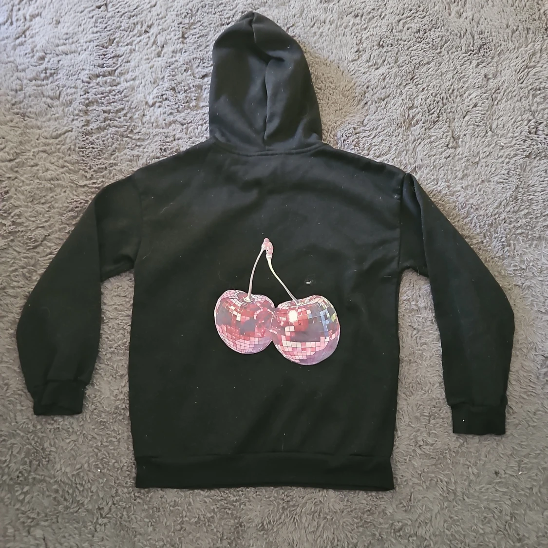 Svart hoodie med körsbärstryck bak - 1