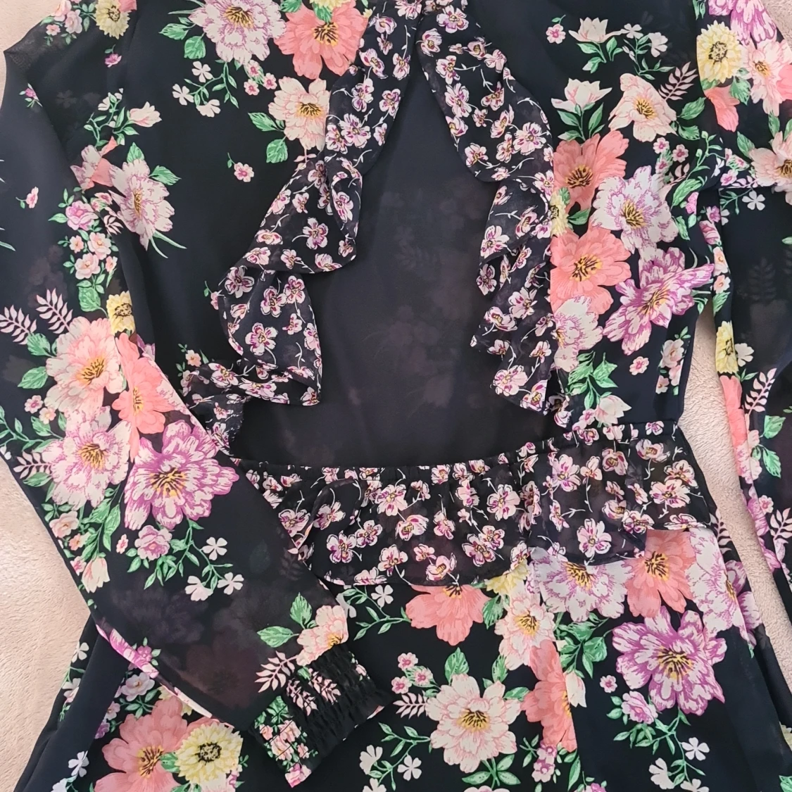 Blommig svart kortklänning med volang - 2