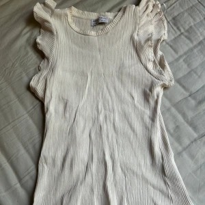 Vit ribbad linnetopp med volang - Supersöt vit💕