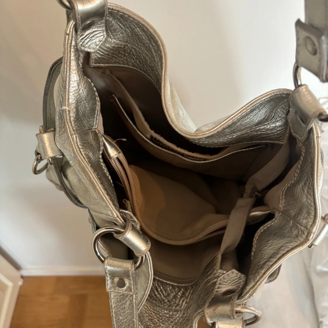 Silvrig axelväska  - 2