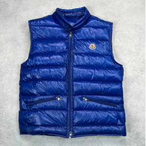 Moncler gui vest - – Condition: 9/10 - flawless  - Size: 4/XL  – Retail price: 9000 + SEK  Please note that Moncler runs small, we recommend going up one size from your usual size.