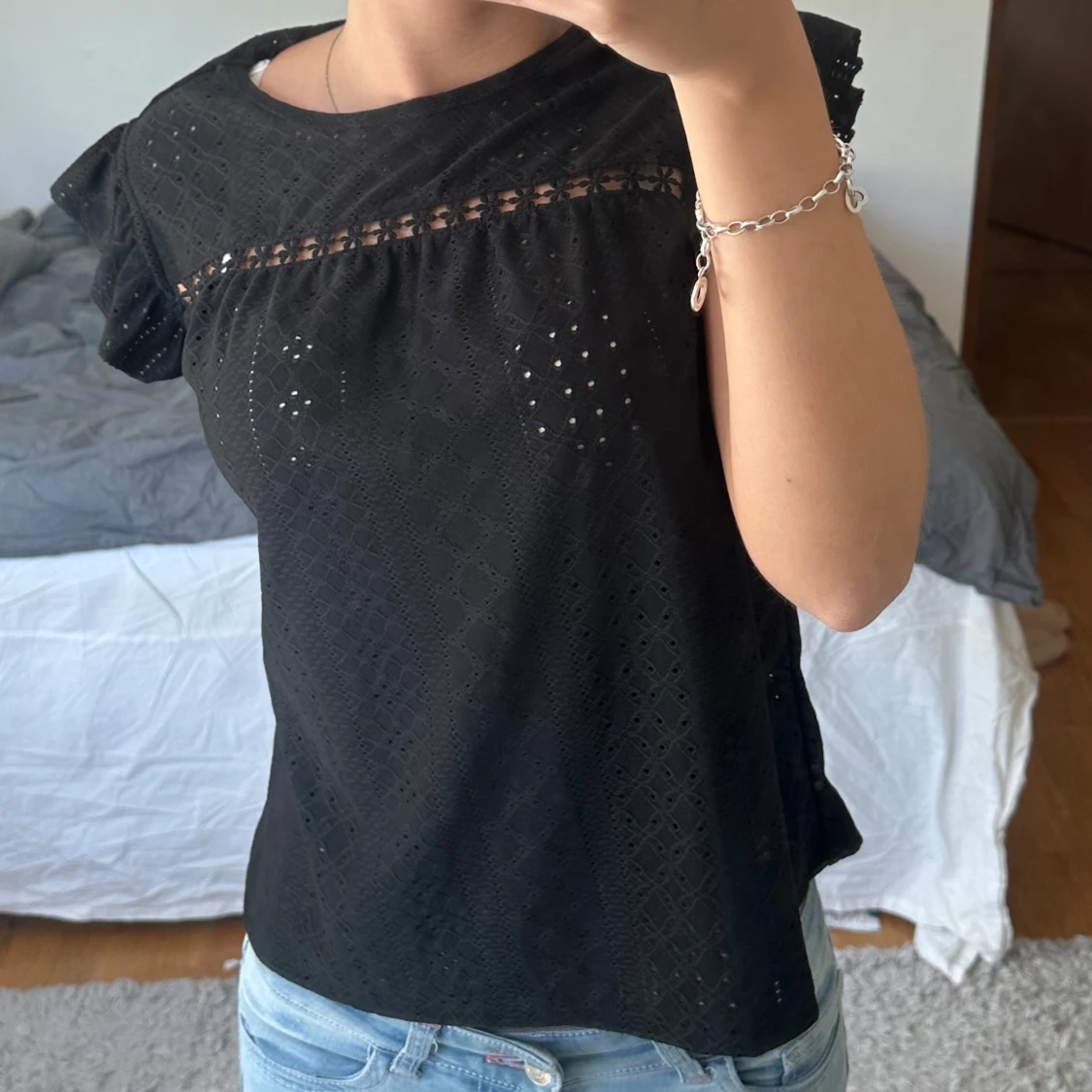 Svart blus med spetsdetaljer - 2