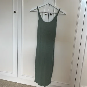 Olivfärgad sommarklänning - Kall grön midi-klänning i ribbat stretchmaterial. Jätteskön på! 