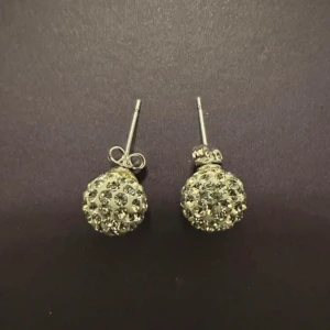 Glittriga silverörhängen med stenar - Snygga örhängen i silverfärg med rund form och täckta av glittrande stenar