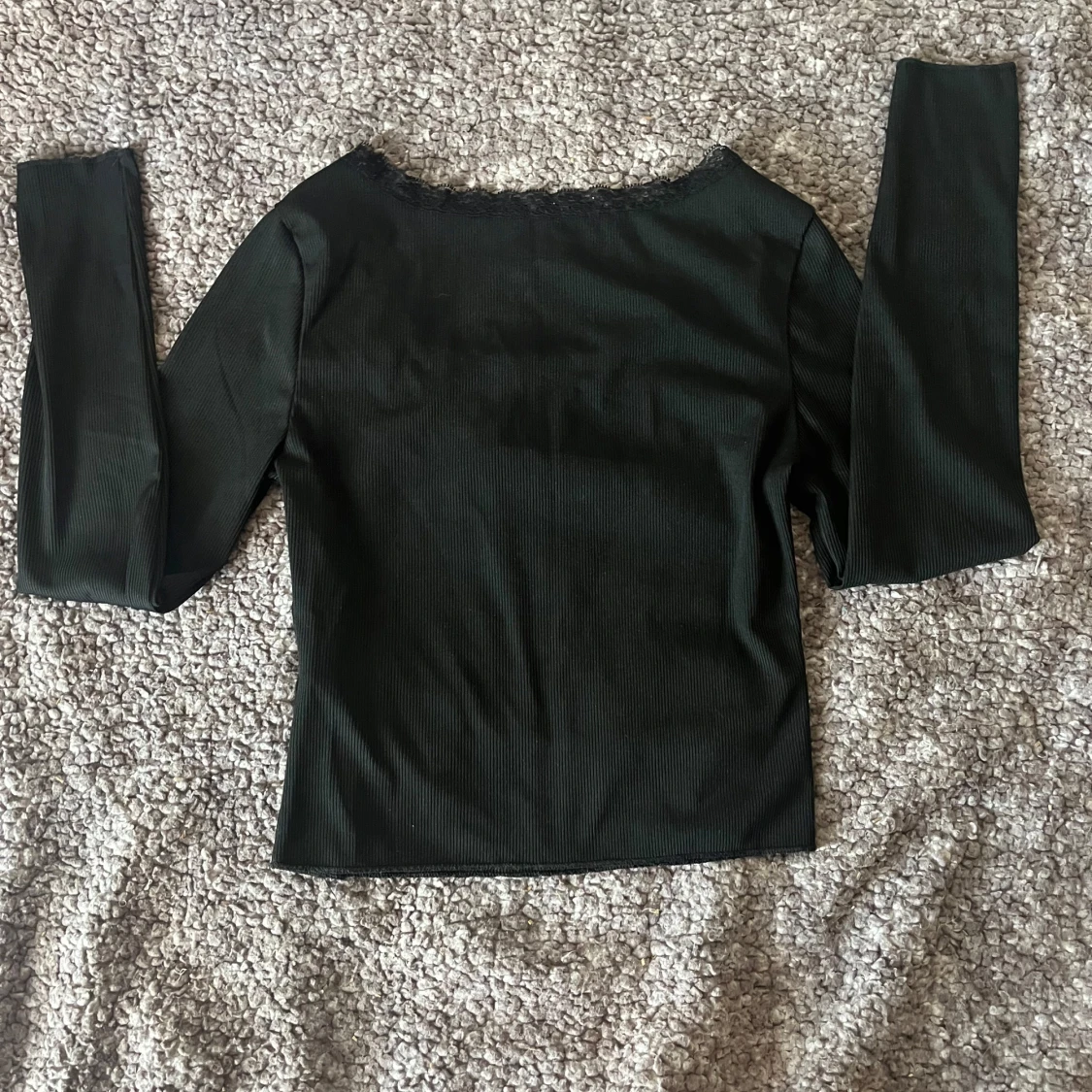 Svart ribbad lång ärmad tröja med spets och en rosett - 2