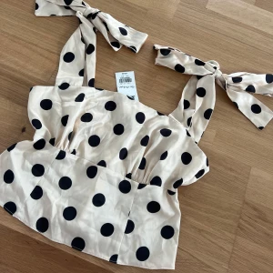 Prickig topp med knytband - Supersöt topp från Miss Selfridge 🖤