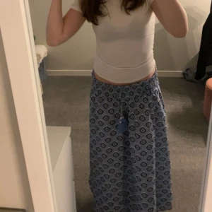 Jätte fin blå kjol med mönster  - Superskön kjol från Gina. Den här fina mönster och är väldigt skön på en fin sommar dag💕