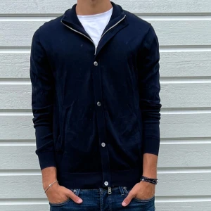 J.Lindeberg stickad cardigan  - Tjena! Säljer en as fet cardigan från Lindeberg🥂 skick 10/10 inga defekter ingenting, perfekt att ha till hösten! Priset kan såklart alltid diskuteras💯M men passar också S 
