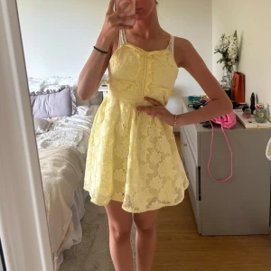 Gul spetsklänning med volangdetaljer🌼💛💛 - Såå så söt ljusgul klänning från Bardot som tyvärr är lite liten för mig men älskar😍😍🍋🤭