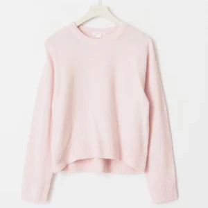 Ljusrosa stickad tröja - Supermjuk ljusrosa stickad tröja med rund hals och långa ärmar. Tröjan har ribbade muddar vid ärmslut och nederkant, vilket ger en clean och chill look. Perfekt att slänga på sig när det är lite kyligt ute.