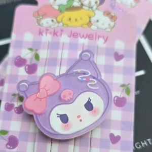 Söta hårspännen - Sanrio - glittriga hårspännen med Sanrio-inspirerade figurer i pastellfärger. Motiven är Kuromi, Pochacco , Pompompurin o Cinnamoroll med detaljer som rosett, blomma och hatt. Färgerna är lila, blå, vit, rosa och svart. Perfekta för dig som älskar gulliga accessoarer och vill sticka ut. Säljs 29kr/st