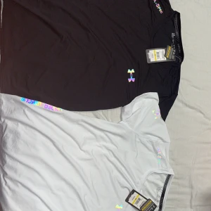 Reflective t-shirts black and white  - Båda är nyköpt och oanvänd .Säljer båda tröjorna för 480kr tillsammans kostar egentligen 290kr st. 