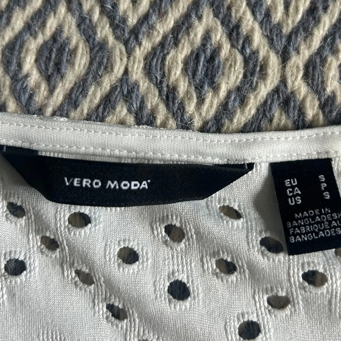 Vit kort klänning med broderade detaljer - 4