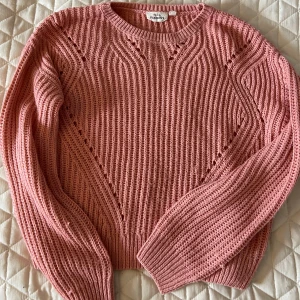 Rosa stickad tröja från KappAhl - Superfin rosa stickad tröja från KappAhl med hålmönster. Tröjan har rund halsringning och långa ärmar. Skön och mjuk känsla. Det finns små lösa trådar på tröjan som går att se på bild 4 och 5 men jag skulle inte säga att de syns tydligt på längre avstånd🙂💕