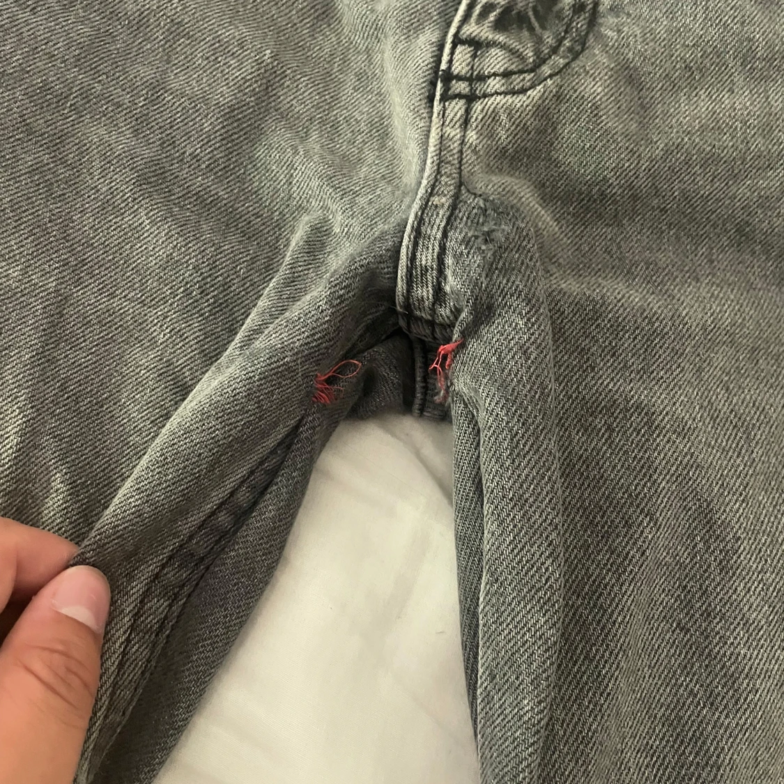 Grå flared jeans från Gina Tricot - 2