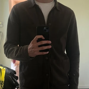 Overshirt - A Day’s March - Mörkgrön Overshirt från A Day’s March. Bra skick, storlek M och nypris 1500kr! Fler bilder vid denna länk!                                                                      https://www.adaysmarch.com/se/original-overshirt-herringbone-regular-fit-olive?currency=sek&stay=1&country=se&color=6007&gad_source=1&gad_campaignid=22008666705&gbraid=0AAAAAC5CLqpV5i20clP3P8q_WCzA4Q9Bs&gclid=CjwKCAjwqKzEBhANEiwAeQaPVUWyP_m8ggYq8nfNRZwlFv6YvF7qJNWMSpoiyRb0BOCxdKuhMnwXZhoCS3sQAvD_BwE
