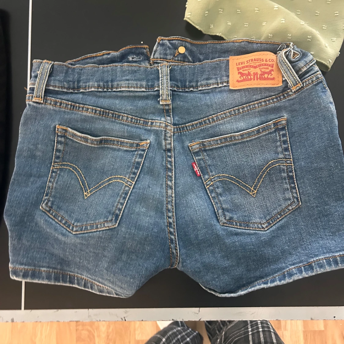 Levi's blå jeansshorts med knappar - 1