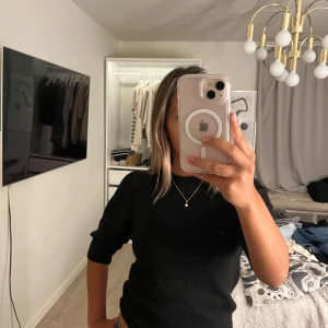 Svart stickad tröja - Säljer en svart stickad tröja från zalando i storlek XS som jag inte längre använder! 💕