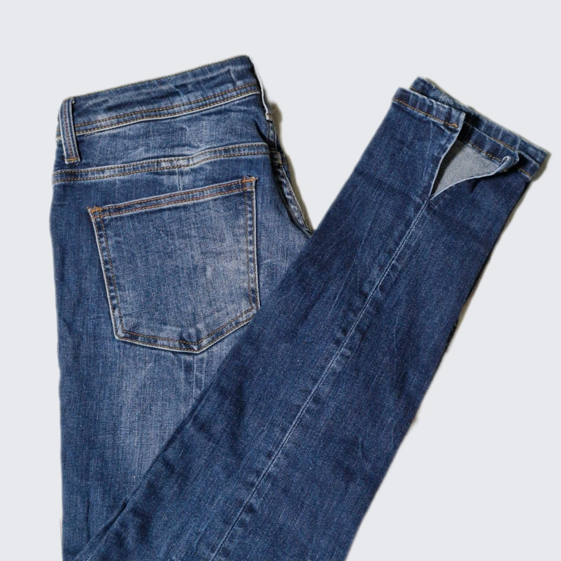 Blå jeans med straight fit från Zara