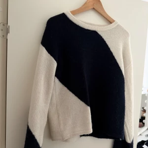 Svartvit stickad tröja med mönster - Snygg stickad tröja från Gina Young storlek 170