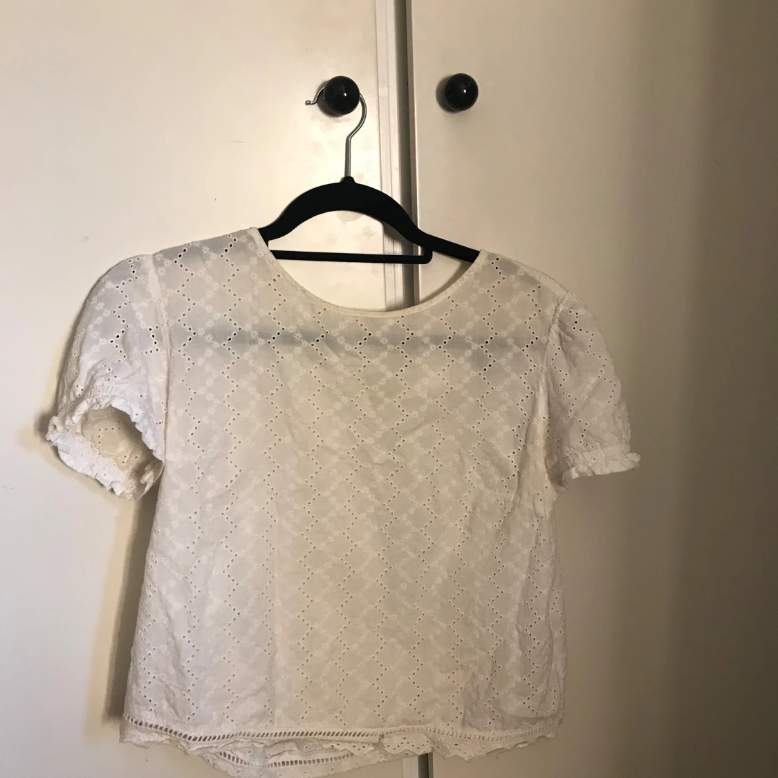 Vit broderad blus med kort ärm