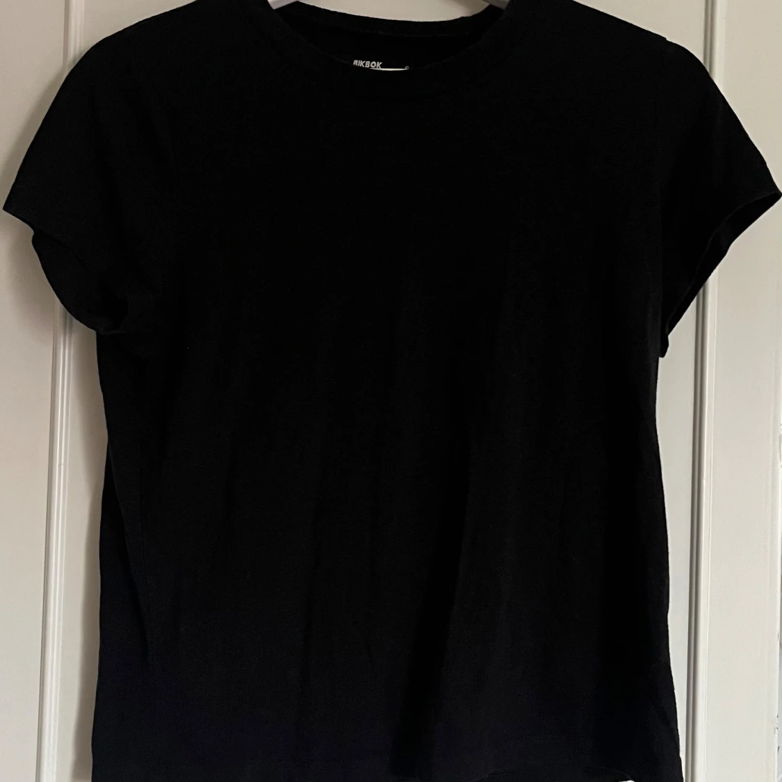 Svart basic t-shirt från Bik Bok