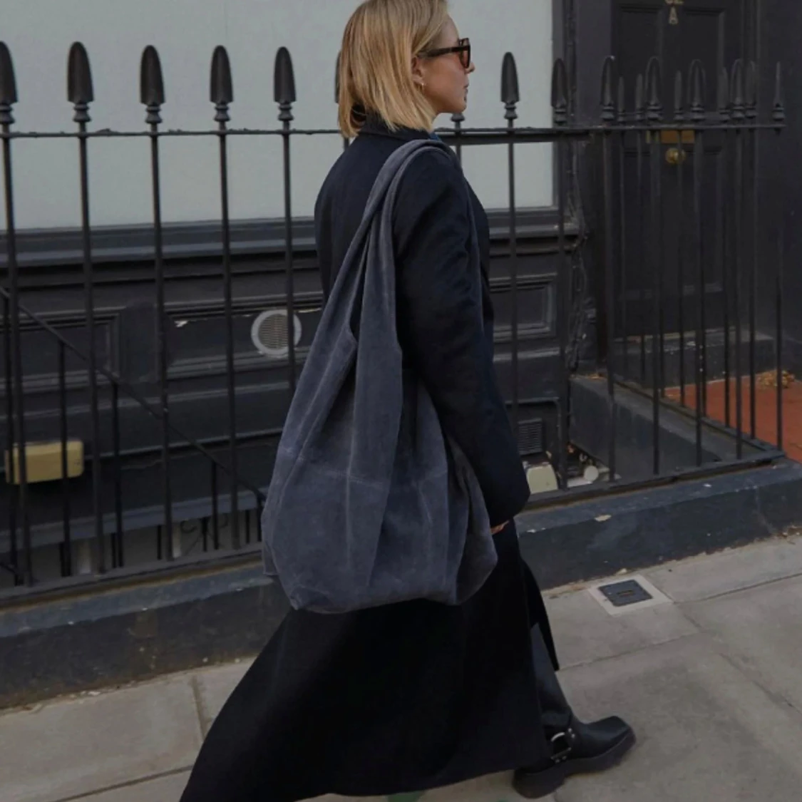 Stor mörkblå mocka shoppingväska