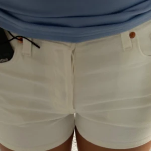 Vita jeansshorts från Levi's - Snygga vita jeansshorts från Levi's 501-serie. Klassisk femficksmodell med knappgylf, bälteshällor och Levi's ikoniska läderpatch bak. Aldrig använd!💕💗