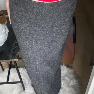 Stickad maxikjol - Mjuk stickad mörkgrå kjol från Gina. Köpt på Vinted men aldrig använd då den är lite stor. Väldigt stretchig.   Strl XS men skulle säga att den passar S & M. Jag brukar ha XS/S.  Går ända ner på mig, är 155cm.  Kom med prisförslag! Allt ska bort!❣️
