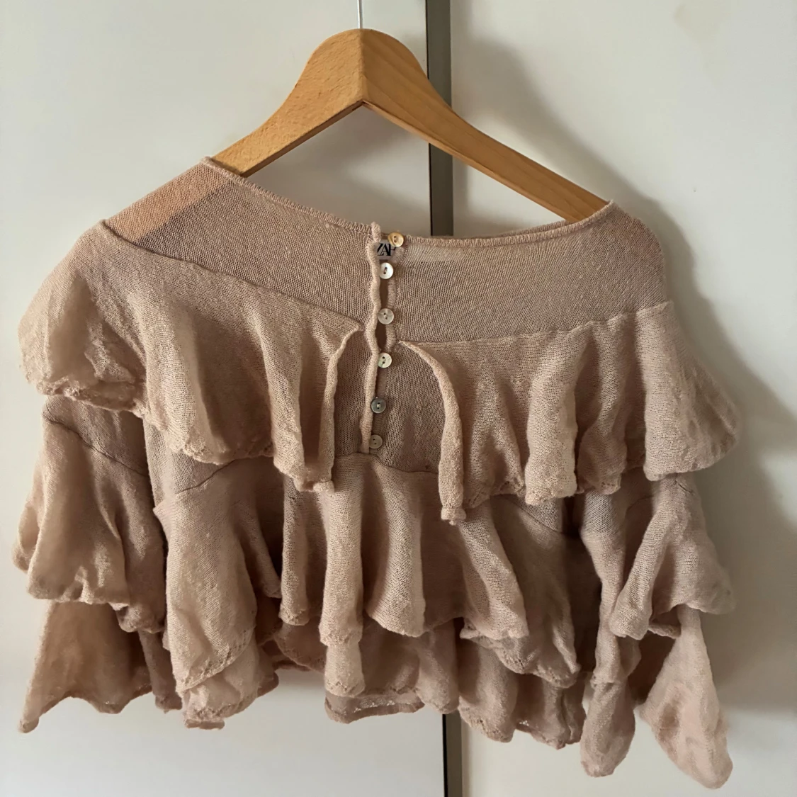 Beige volangblus med knappar