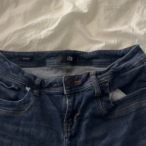 Blå jeans från LTB  - Passar mig som är 163 lång,knappt använda Säljer ett par klassiska blå jeans från LTB, modell Valerie. Jeansen har utsvängda ben nedtill, fem fickor och snygga kontrastsömmar. Perfekta för dig som gillar en tidlös look och vill ha ett par jeans som funkar till allt.