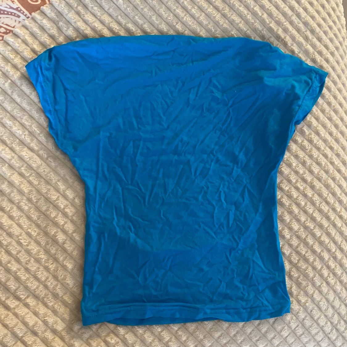 Blå topp med öppen rygg