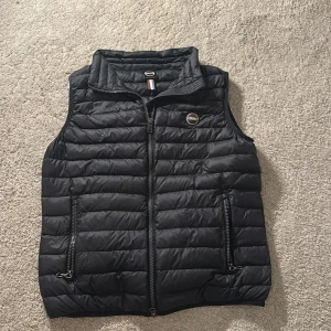 Colmar väst - Säljer en svart Colmar väst som är i tonår eller barnstorlek i XXL när jag köpte den. Jag är 172 cm lång och den passar mig bra. Skulle säga att den är i vuxenstorlek XXS eller kanske XS. Den är i perfekt skick. Inte trasig någonstans eller fläckar.