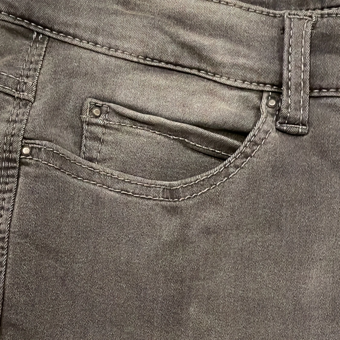 Svart jeanskjol med volang  - 4