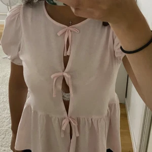 Rosa tröja med puffärmar -  Rosa kortärmad tröja med puffärmar från Gina Young. Endast testad två gånger men aldrig använd så den har inga defekter eller märken som ny fast utan lapp. 