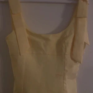 Gul blus  - supersöt gul blus, helt ny köpt fick nyss hem den men gillade den inte så säljer den nu! fick en fläck på sig när jag testade den men tvättar den nu och innan jag skickar den! är ifrån shein men ser exakt ut som den som är ifrån zara, även samma material! jag anser inte att de finns nån skillnad mellan blusen ifrån zara och denna blus ifrån shein! ni betalar frakten. priset går att diskuteras!