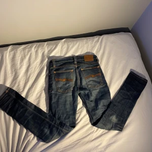 Nudie jeans  - Riktigt feta jeans från Nudie. Om du vill vara grisch så är de här jeasen perfekta för dig. Jeasen är i mycket bra skick och har inga slitningar. Vid några frågor är det bara att komma in i dm och fråga. OBS priset är ej hugget i sten!