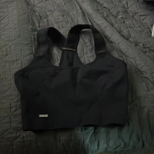 Topp  - Tränings topp från aimn i storlek S är i bra stick och är knappt använd 