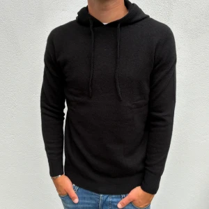 Kashmir/Merino hoodie - Svart Kashmir/Merino hoodie | Storlek S | Modellen är 177cm lång | Endast använd 1 gång, därför nyskick | Hör av dig vid frågor🌟