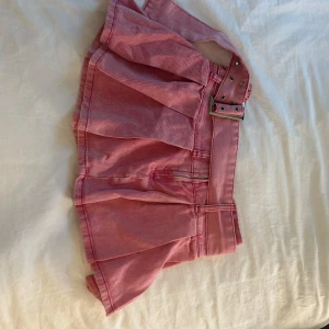 Rosa jeanskjol  - Kort rosa jeanskjol med bälte som går att ta av🩷 Supersnygg färg och perfekt for att sticka ut!