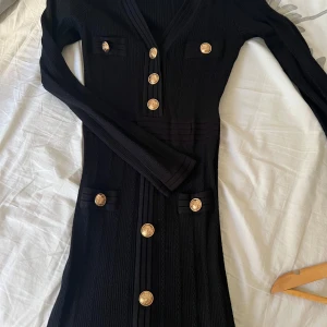 Svart ribbad klänning från newyorker - Svart ribbstickad klänning från Amisu new Yorker . Perfekt för dig som gillar en stilren, elegant och chic look. Använd endast 1 gång och inte mer, kontakta mig för mer info osv. 